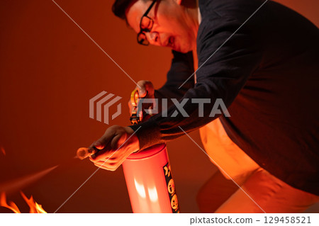 滅火器 火 火焰 129458521
