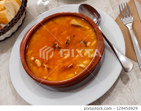 Alubia blanca de la granja 129458929