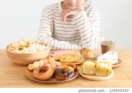 A middle school girl is happy to see all the sweets 129459187