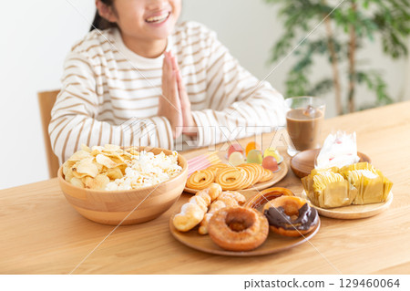 一名國中學生看到糖果很開心 一名國中學生看到糖果很開心 129460064