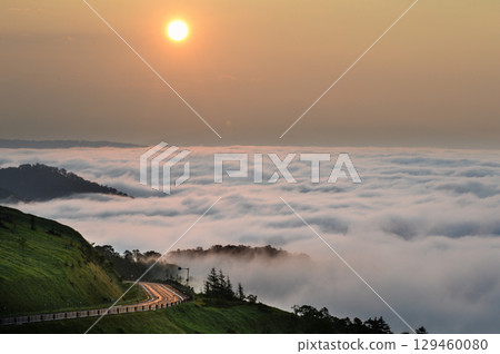 Morning wrapped in a sea of clouds 129460080