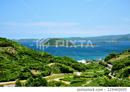 View of Kina, Yura Town, with Takashima (left) and Karumojima (right) [Yura Town, Hidaka District, Wakayama Prefecture] 129460095