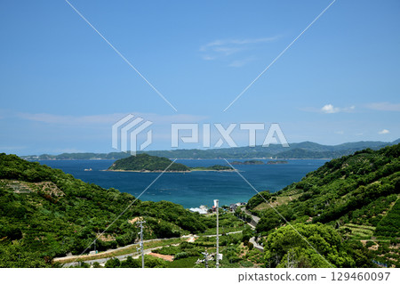 View of Kina, Yura Town, with Takashima (left) and Karumojima (right) [Yura Town, Hidaka District, Wakayama Prefecture] 129460097