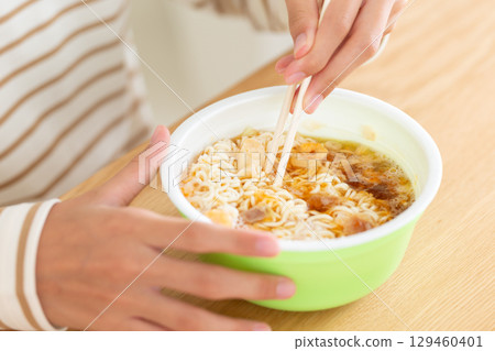 一名國中女生在房間吃杯麵 129460401