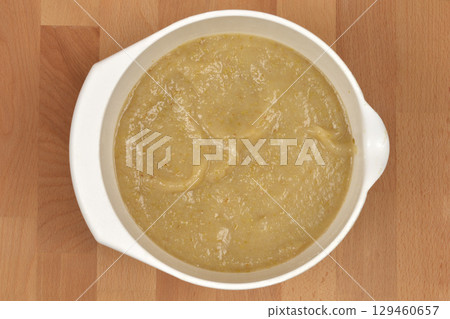 Cooked mashed apples 129460657