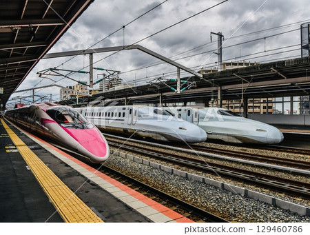 Hello Kitty Shinkansen - Three-shot photo on the Shinkansen platform at Nishi-Akashi Station Hello Kitty Shinkansen - Three-shot photo on the Shinkansen platform at Nishi-Akashi Station 129460786