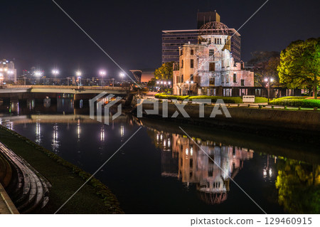 Hiroshima Prefecture: Night view of the Atomic Bomb Dome and Peace Memorial Park 129460915