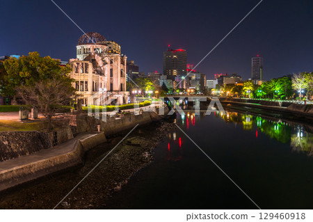 Hiroshima Prefecture: Night view of the Atomic Bomb Dome and Peace Memorial Park 129460918