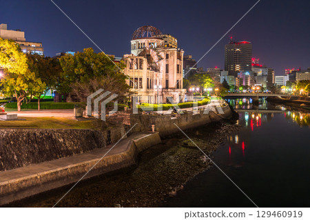 Hiroshima Prefecture: Night view of the Atomic Bomb Dome and Peace Memorial Park 129460919