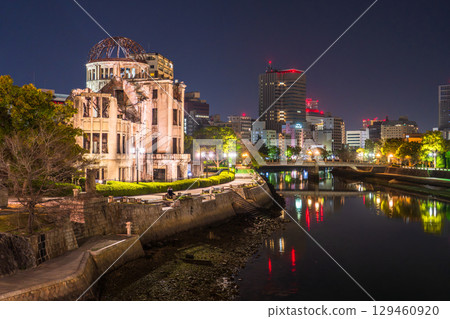 Hiroshima Prefecture: Night view of the Atomic Bomb Dome and Peace Memorial Park 129460920