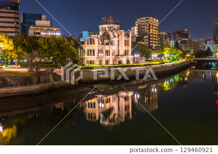 Hiroshima Prefecture: Night view of the Atomic Bomb Dome and Peace Memorial Park 129460921