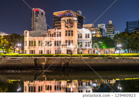 Hiroshima Prefecture: Night view of the Atomic Bomb Dome and Peace Memorial Park 129460923