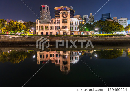Hiroshima Prefecture: Night view of the Atomic Bomb Dome and Peace Memorial Park 129460924
