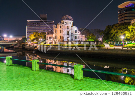 廣島縣:原爆圓頂屋與和平紀念公園的夜景 廣島縣:原爆圓頂屋與和平紀念公園的夜景 129460981