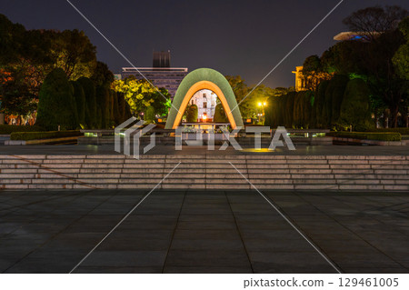 Hiroshima Prefecture: Night view of the Atomic Bomb Dome and Peace Memorial Park 129461005