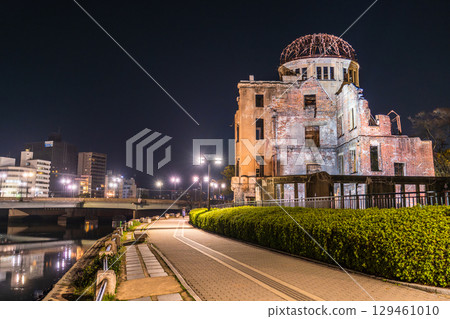 Hiroshima Prefecture: Night view of the Atomic Bomb Dome and Peace Memorial Park 129461010