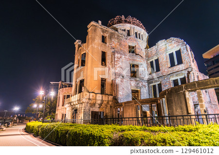 Hiroshima Prefecture: Night view of the Atomic Bomb Dome and Peace Memorial Park 129461012