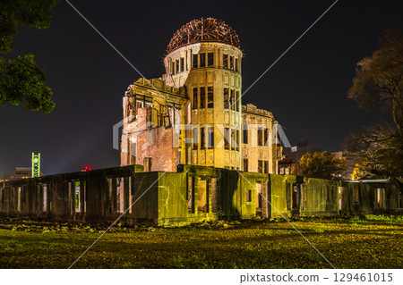 Hiroshima Prefecture: Night view of the Atomic Bomb Dome and Peace Memorial Park 129461015