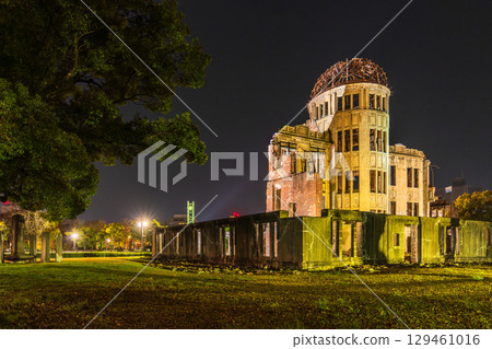 Hiroshima Prefecture: Night view of the Atomic Bomb Dome and Peace Memorial Park 129461016