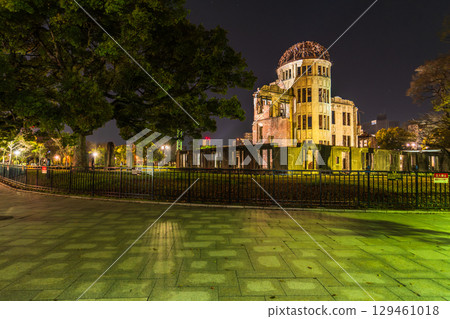 Hiroshima Prefecture: Night view of the Atomic Bomb Dome and Peace Memorial Park 129461018