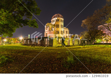 Hiroshima Prefecture: Night view of the Atomic Bomb Dome and Peace Memorial Park Hiroshima Prefecture: Night view of the Atomic Bomb Dome and Peace Memorial Park 129461019