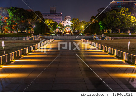 Hiroshima Prefecture: Night view of the Atomic Bomb Dome and Peace Memorial Park 129461021