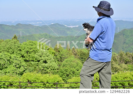 Traveling to Chichibu with his beloved dog, a man enjoying the view from the top of a mountain, a long-haired Chihuahua 129462226