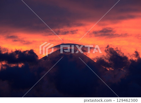 山梨縣南阿爾卑斯市圓山森林道路的富士山和雲蓋 山梨縣南阿爾卑斯市圓山森林道路的富士山和雲蓋 129462300