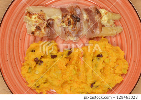 White asparagus wrapped in bacon 129463028