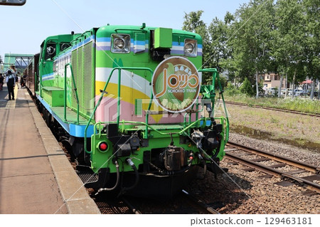 富良野美瑛號 Norokko 列車停靠在 JR 美瑛站的月台 富良野美瑛號 Norokko 列車停靠在 JR 美瑛站的月台 129463181