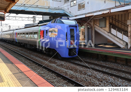 特急「大空號」列車駛入JR瀧川月台 特急「大空號」列車駛入JR瀧川月台 129463184