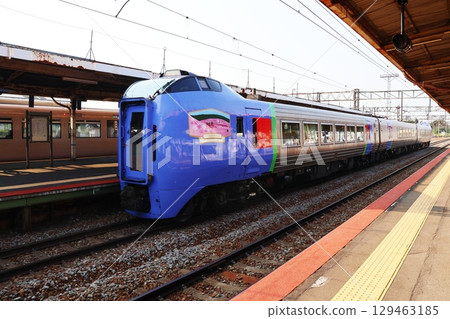 特急「大空號」列車駛入JR瀧川月台 特急「大空號」列車駛入JR瀧川月台 129463185