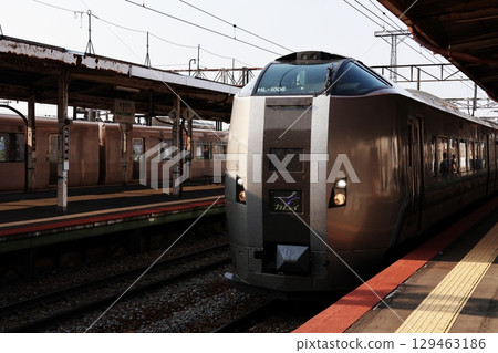 神威特急列車駛入JR瀧川月台 神威特急列車駛入JR瀧川月台 129463186