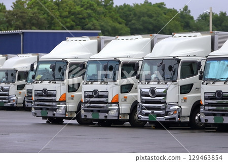 排隊的卡車圖像 129463854