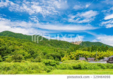 從滋賀縣高島市牧野町山腳眺望野坂山脈 從滋賀縣高島市牧野町山腳眺望野坂山脈 129464098