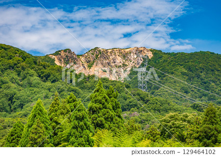 從滋賀縣高島市明王羽霧牧野町山腳眺望野坂山脈 129464102