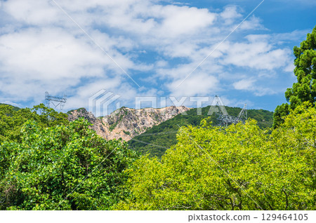 從滋賀縣高島市明王羽霧牧野町山腳眺望野坂山脈 從滋賀縣高島市明王羽霧牧野町山腳眺望野坂山脈 129464105
