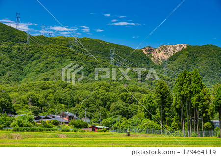 從滋賀縣高島市牧野町山腳眺望野坂山脈 129464119