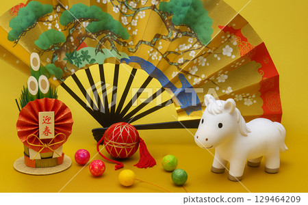 白馬雕像和新年裝飾被折扇和門松裝飾包圍 129464209