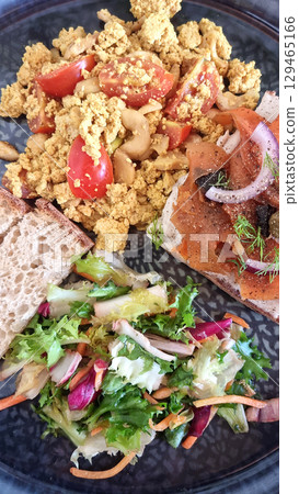 Vegan breakfast 129465166