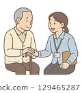福利工作人員握住老人的手並與他們交談 129465287
