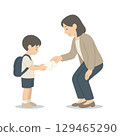 一位母親給她的孩子一條手帕 129465290