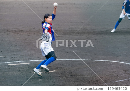 一名國中女生在俱樂部活動中投出壘球 129465420