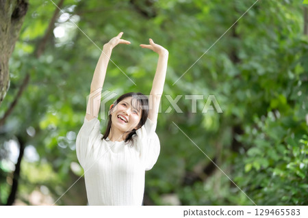 女人伸展 129465583