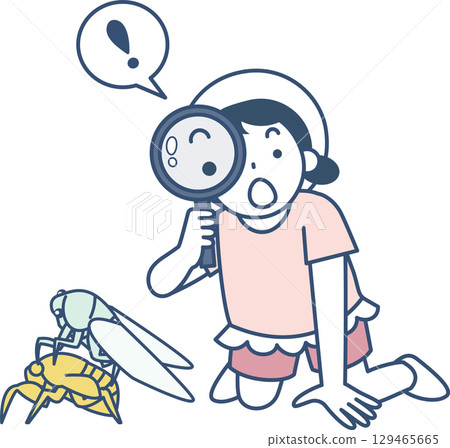 一個女孩用放大鏡觀察蟬的羽化 一個女孩用放大鏡觀察蟬的羽化 129465665