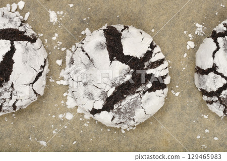 Chocolate crinkle cookies 129465983