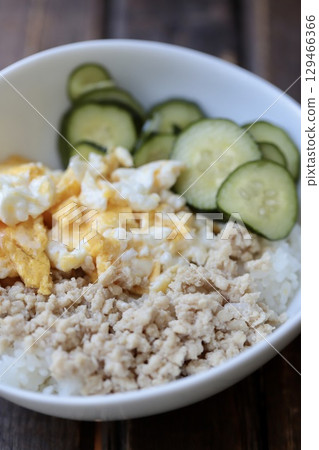 一人份的簡單日常餐點：雞肉碎飯 129466366