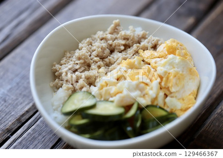 一人份的簡單日常餐點：雞肉碎飯 129466367