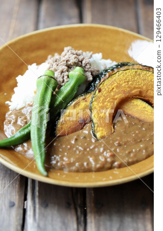 Keema curry topped with grilled vegetables - Homemade curry 129466403