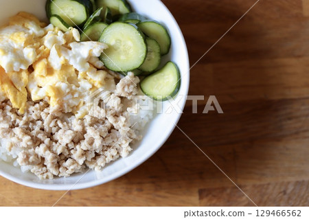 一人份的簡單日常餐點：雞肉碎飯 129466562